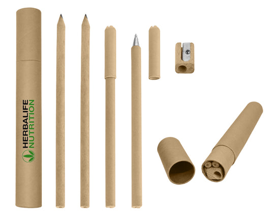 10 sets | Estuche de escritura de papel reciclado con tapa. Incluye: 2 lápices de papel, 2 plumas y un sacapuntas, con logo impreso