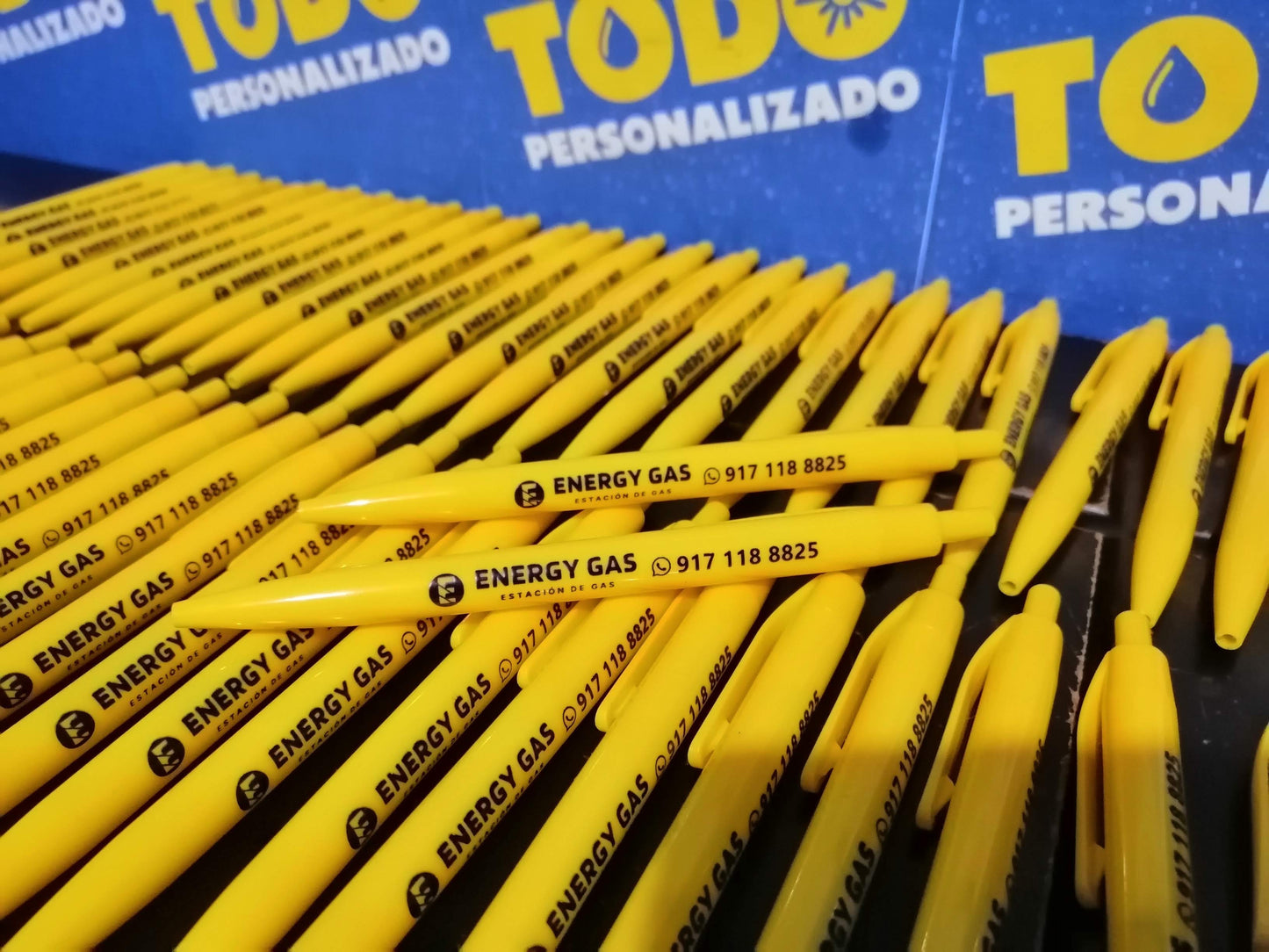 200 bolígrafos promocionales de plástico con tu logo impreso a una tinta