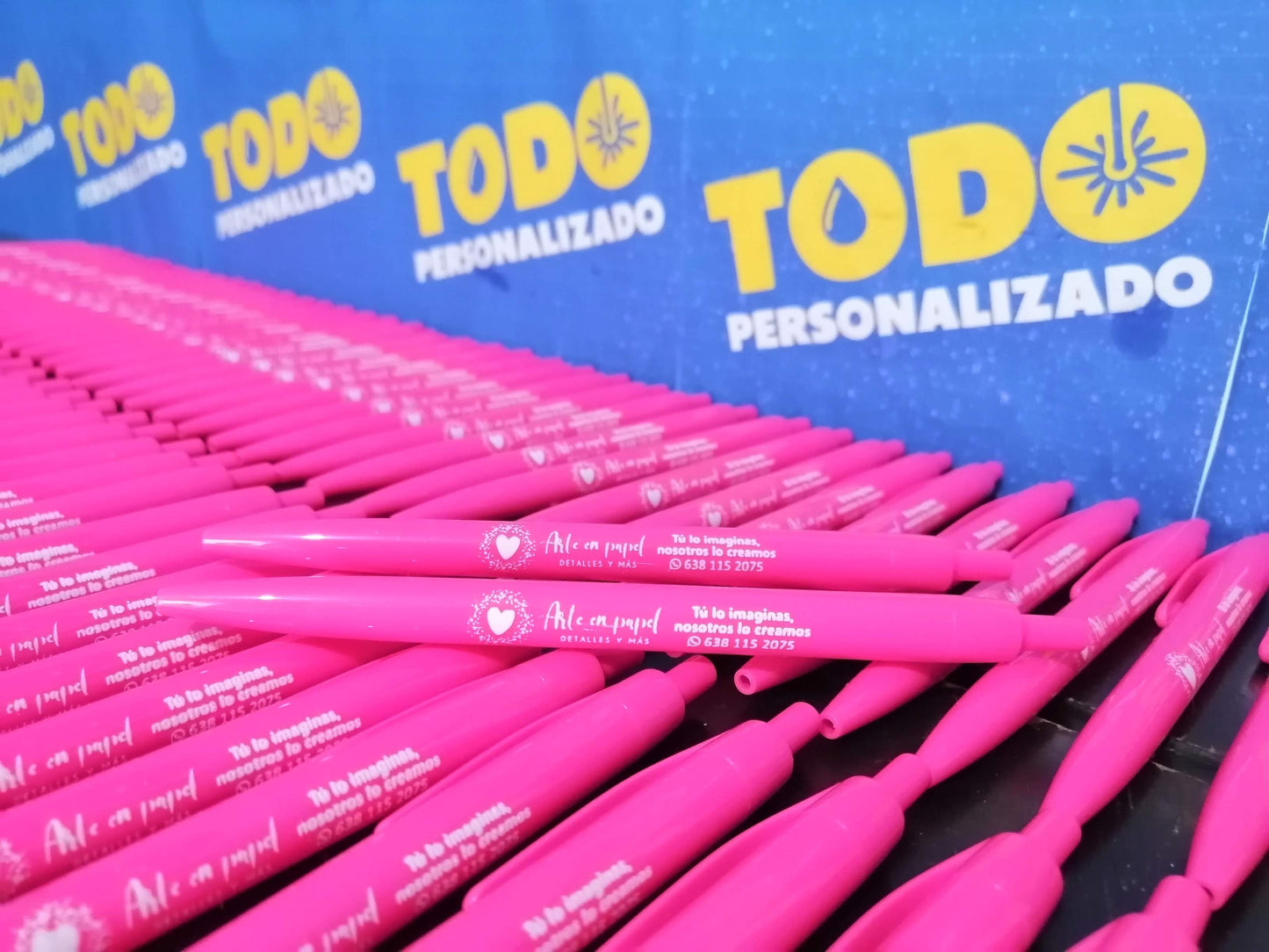 200 bolígrafos promocionales de plástico con tu logo impreso a una tinta